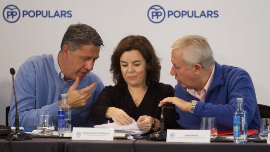 La vicepresidenta del Gobierno, Soraya S&aacute;enz de Santamar&iacute;a, junto al vicesecretario de Autonom&iacute;as y Ayuntamientos del PP, Javier Arenas, y el l&iacute;der del PPC, Xavier Garc&iacute;a Albiol