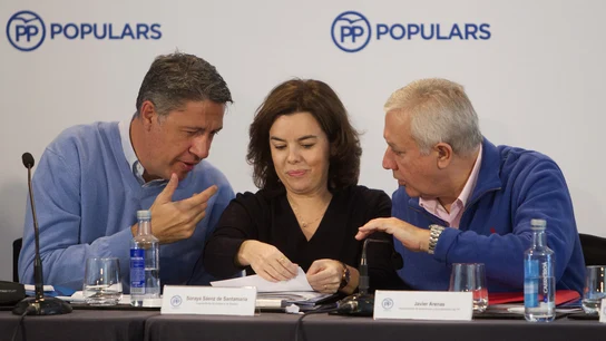 La vicepresidenta del Gobierno, Soraya Sáenz de Santamaría, junto al vicesecretario de Autonomías y Ayuntamientos del PP, Javier Arenas, y el líder del PPC, Xavier García Albiol La vicepresidenta del Gobierno, Soraya Sáenz de Santamaría, junto al vicesecretario de Autonomías y Ayuntamientos del PP, Javier Arenas, y el líder del PPC, Xavier García Albiol