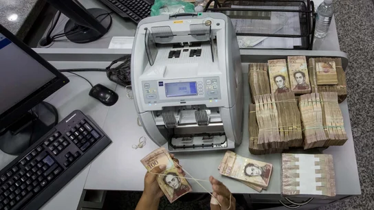Trabajadoras de un banco cuentan billetes de 100 Bolívares en Caracas (Venezuela) Trabajadoras de un banco cuentan billetes de 100 Bolívares en Caracas (Venezuela)