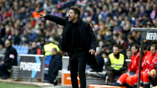 Simeone dando instrucciones durante el partido Simeone dando instrucciones durante el partido