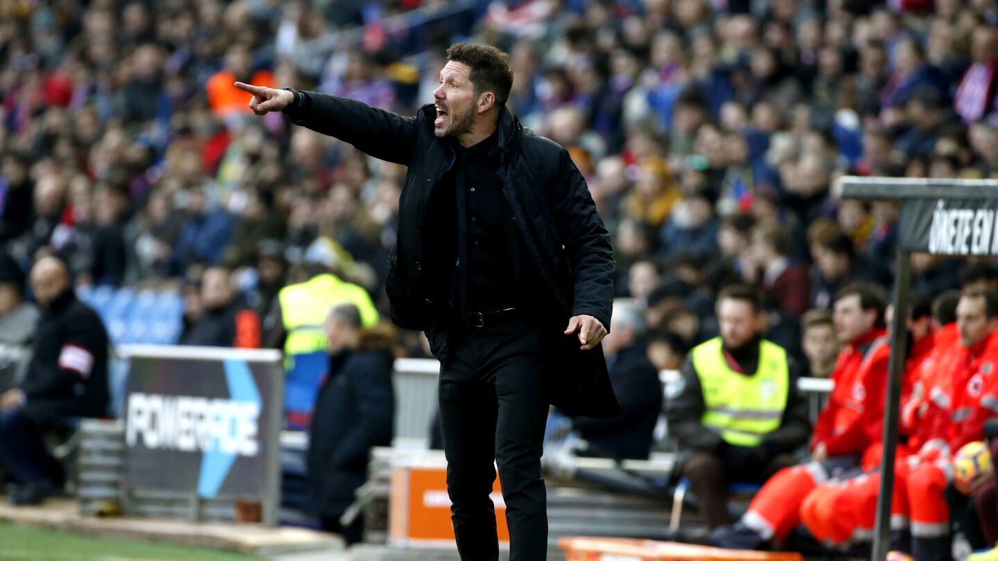 Simeone dando instrucciones durante el partido