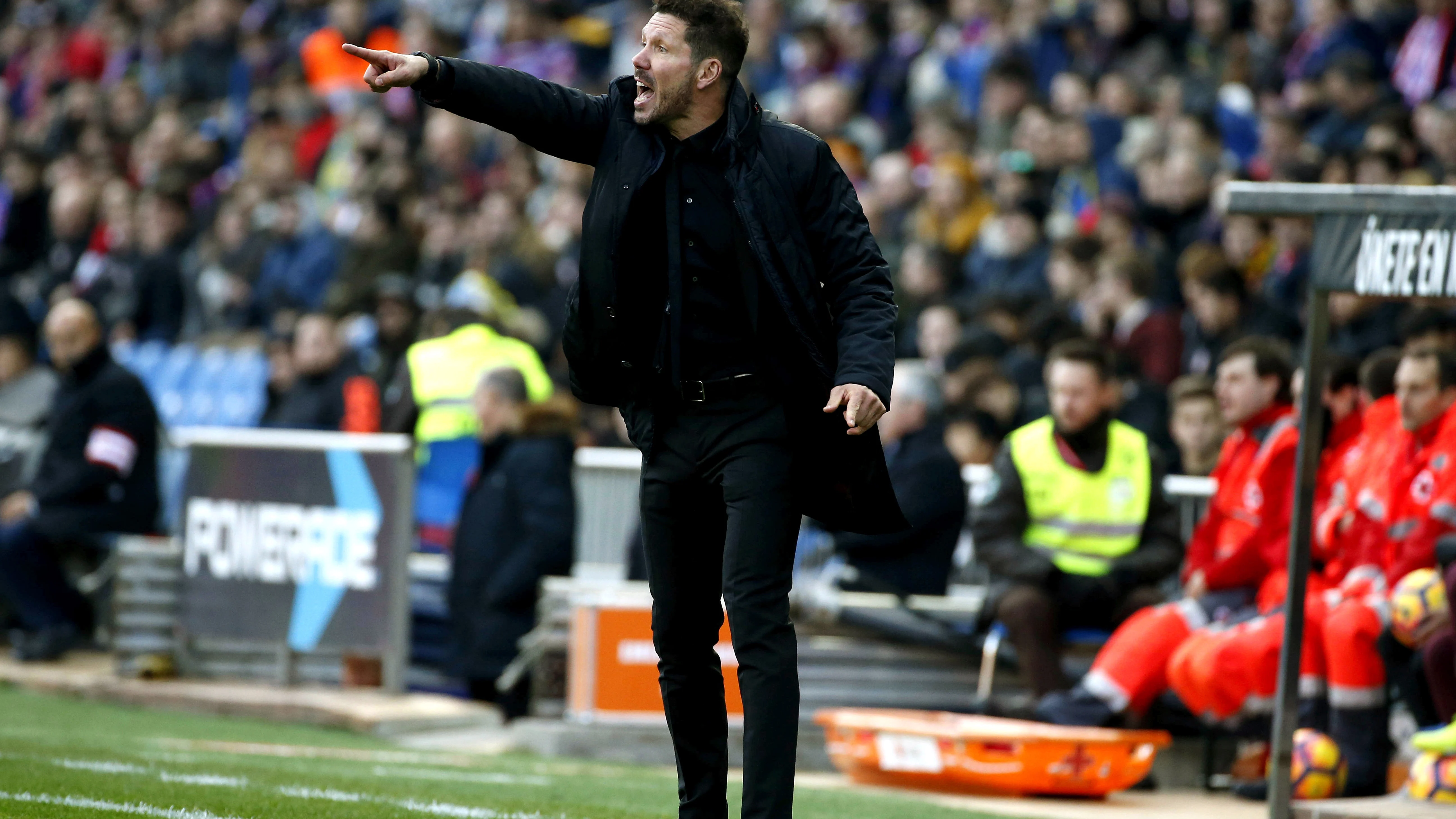 Simeone dando instrucciones durante el partido