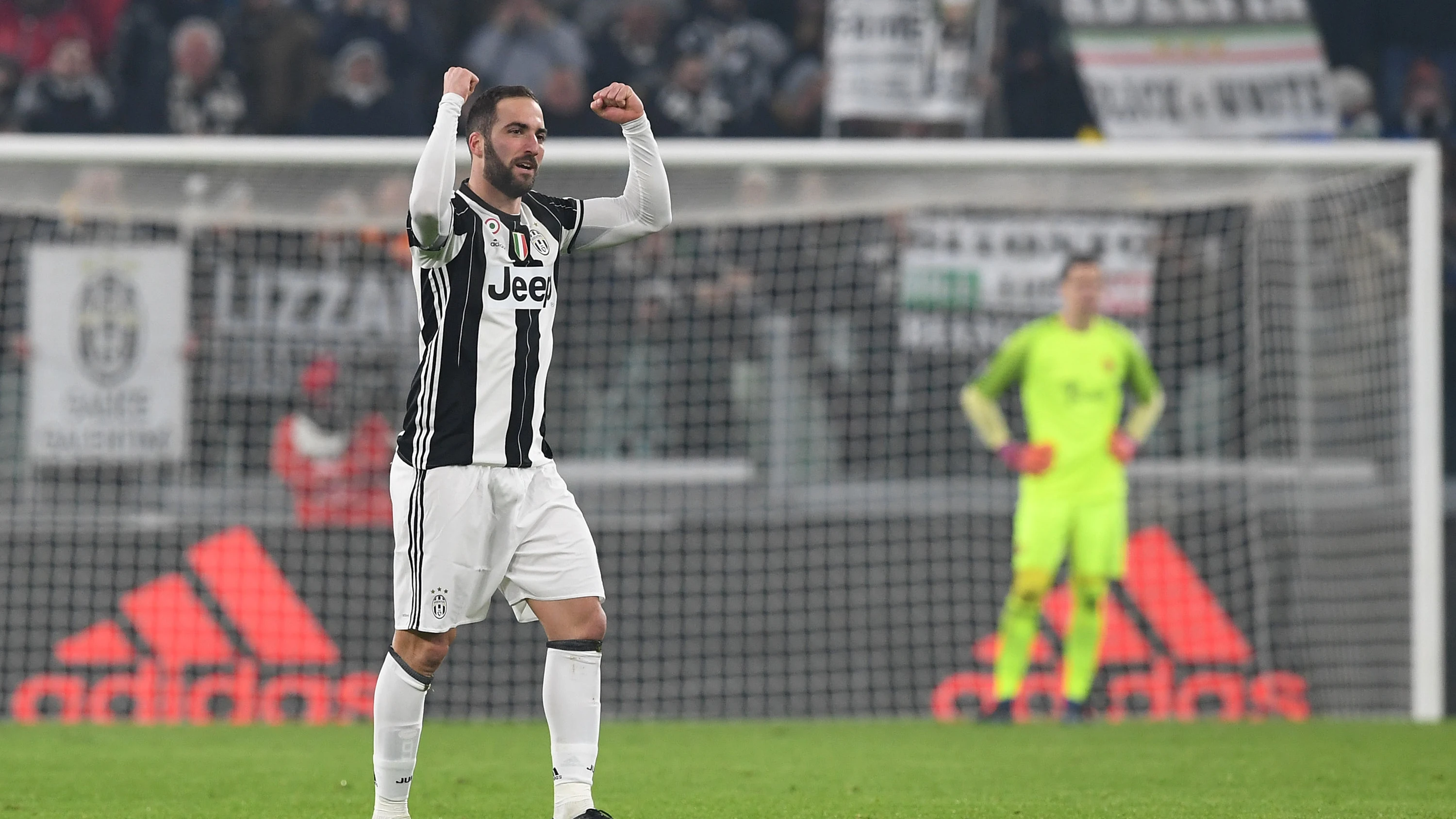 Higuaín celebra su gol ante la Roma