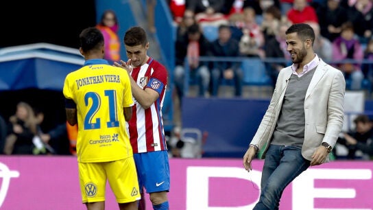 &Aacute;lvaro Dom&iacute;nguez realizando el saque de honor