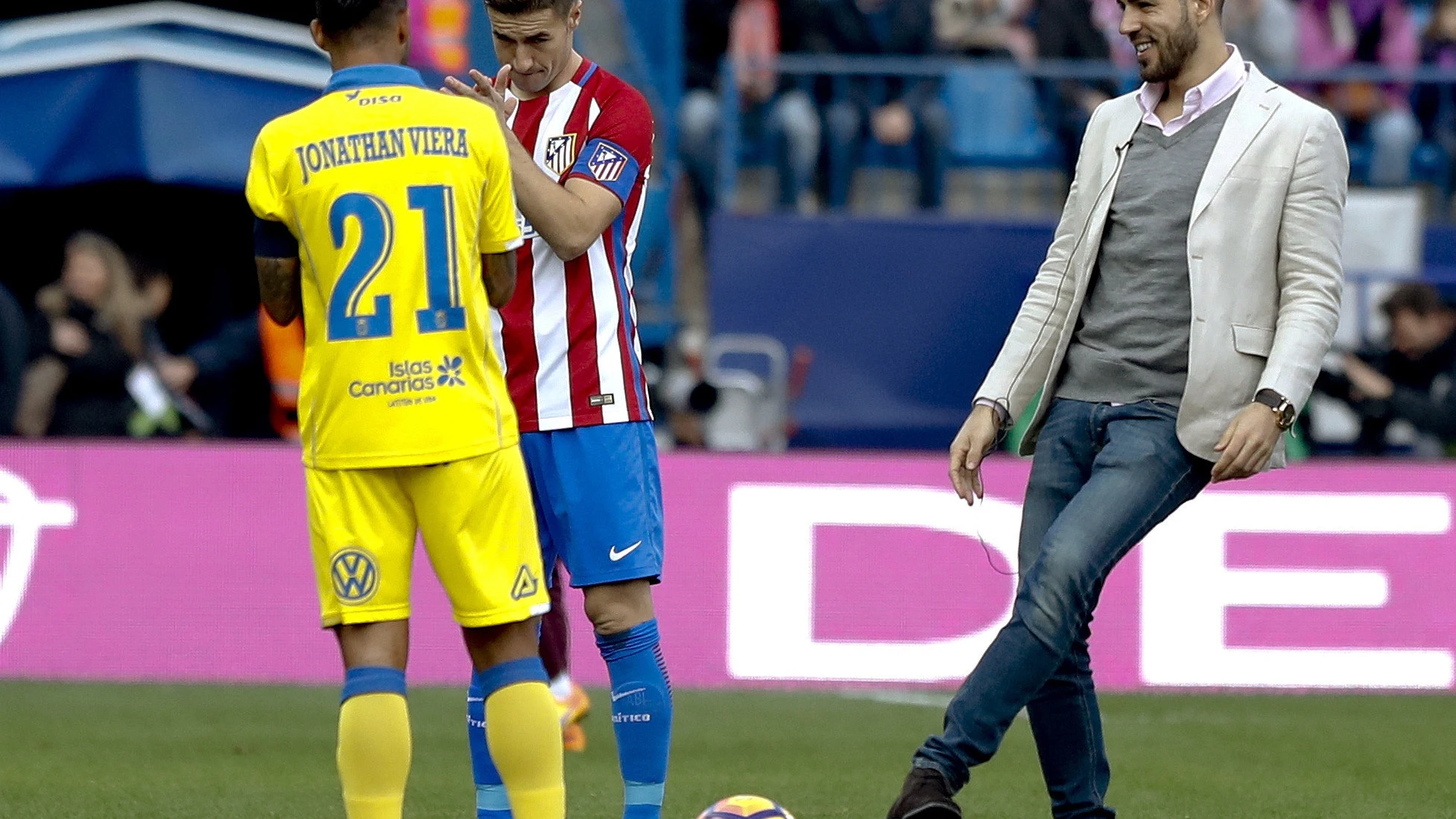 Álvaro Domínguez realizando el saque de honor