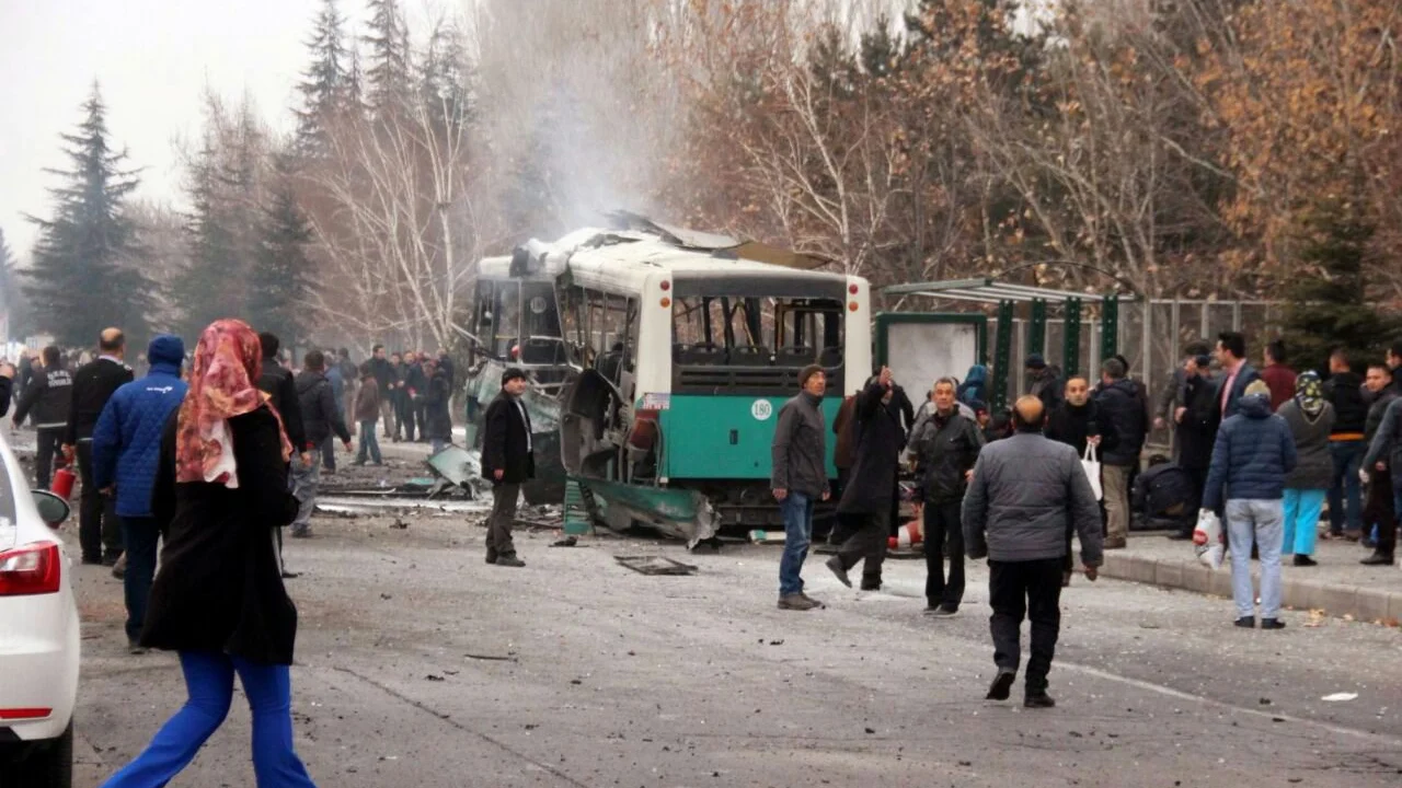 Varias personas contemplan los daños ocasionados tras la explosión en la Universidad Kayseri Varias personas contemplan los daños ocasionados tras la explosión en la Universidad Kayseri