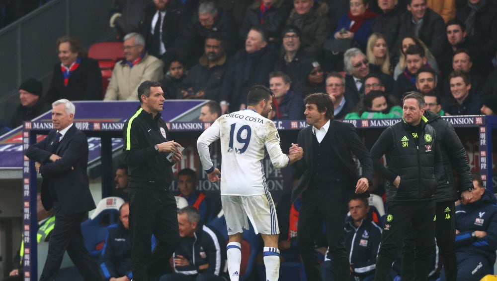 Diego Costa celebrando el gol con Antonio Conte