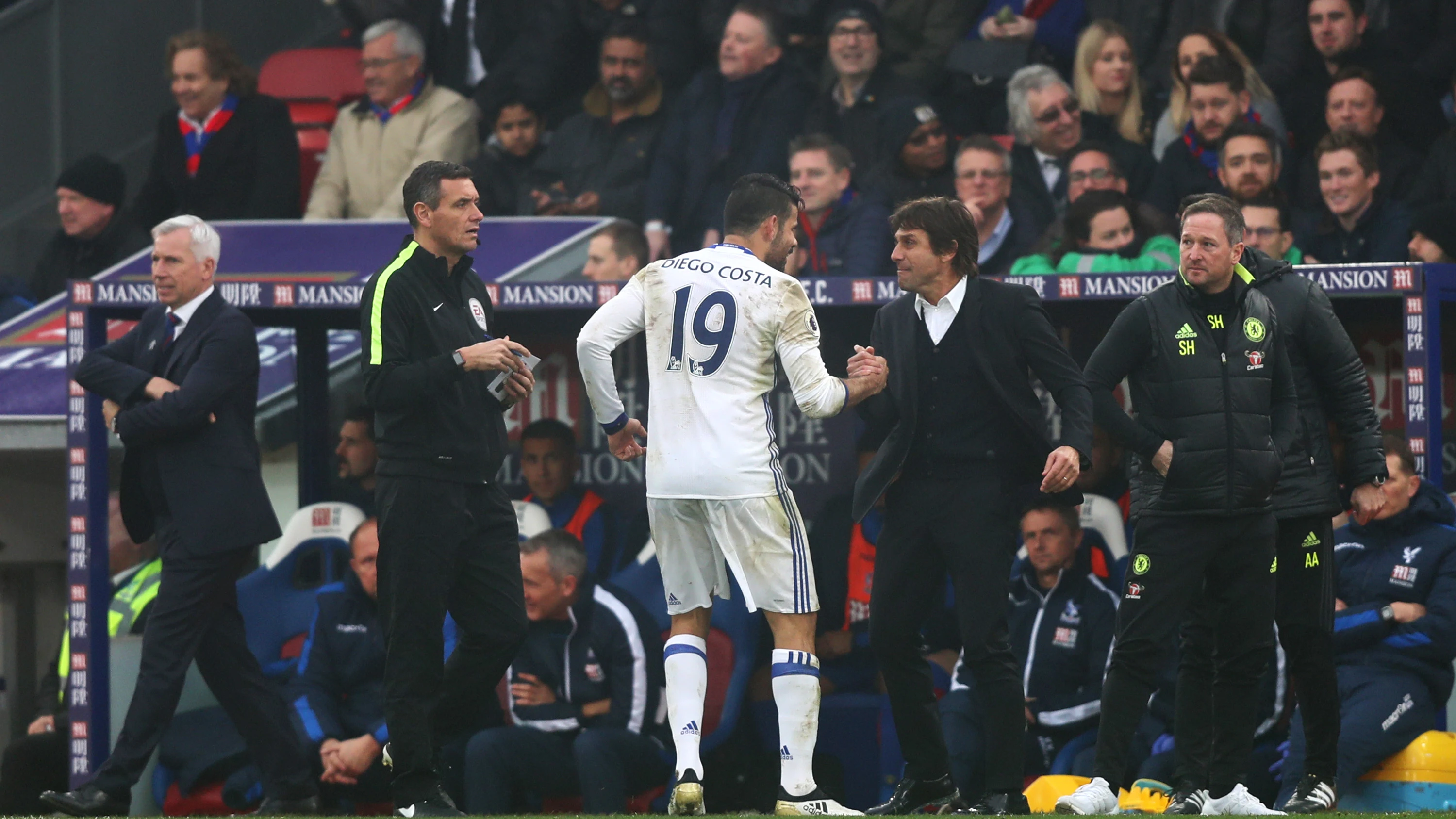 Diego Costa celebrando el gol con Antonio Conte