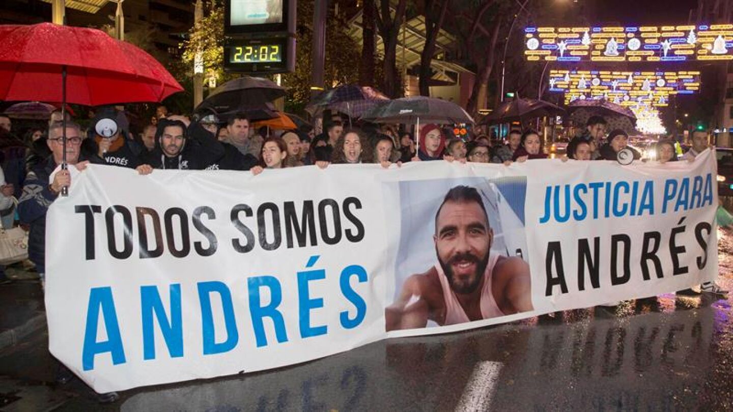 Mas de doscientas personas se han concentraron a las puertas del local 609, en la plaza de Santa Catalina, en apoyo de Andr&eacute;s