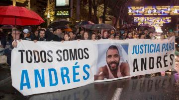 Mas de doscientas personas se han concentraron a las puertas del local 609, en la plaza de Santa Catalina, en apoyo de Andrés