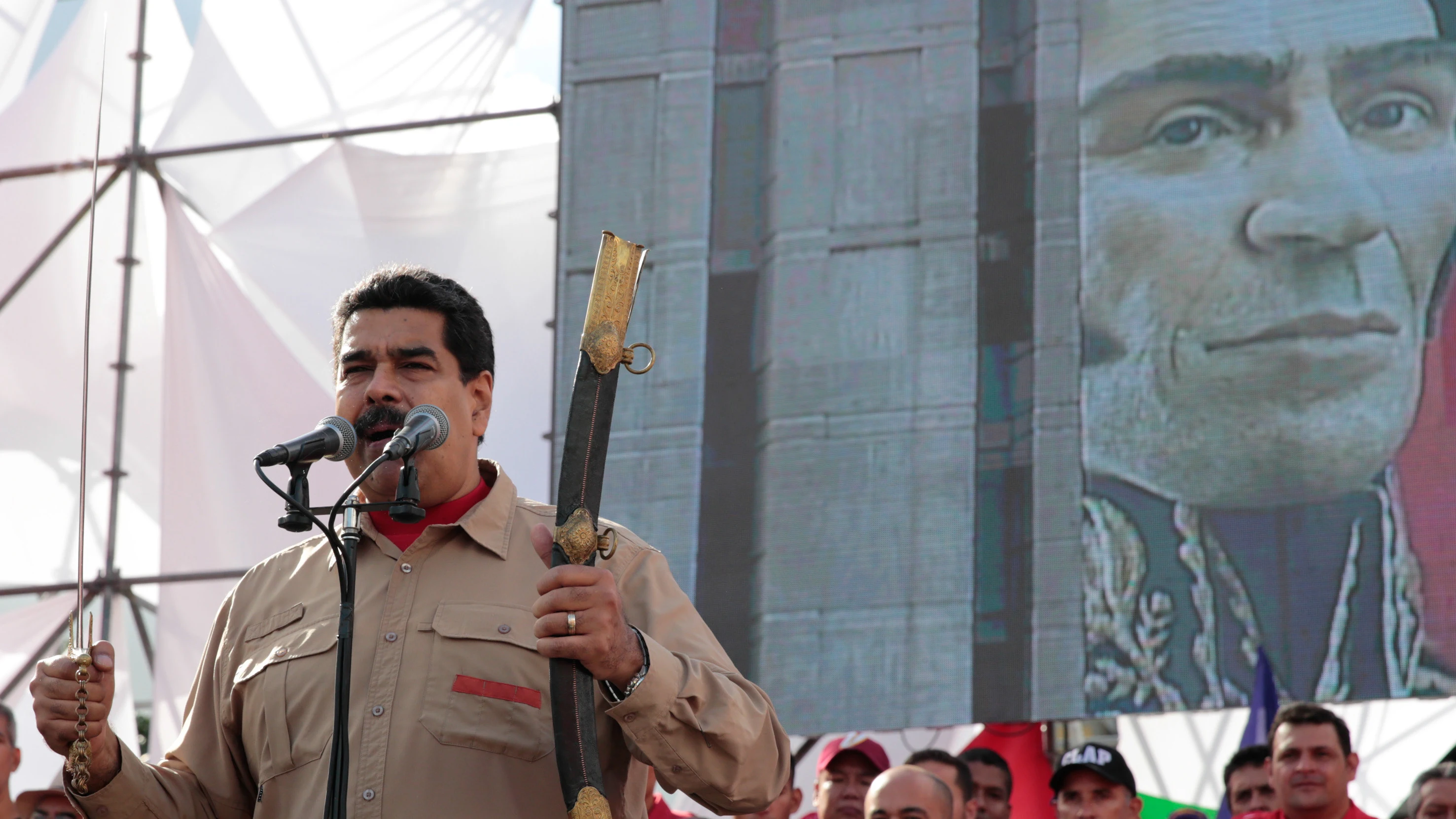 El presidente de Venezuela Nicolás Maduro habla durante una manifestación