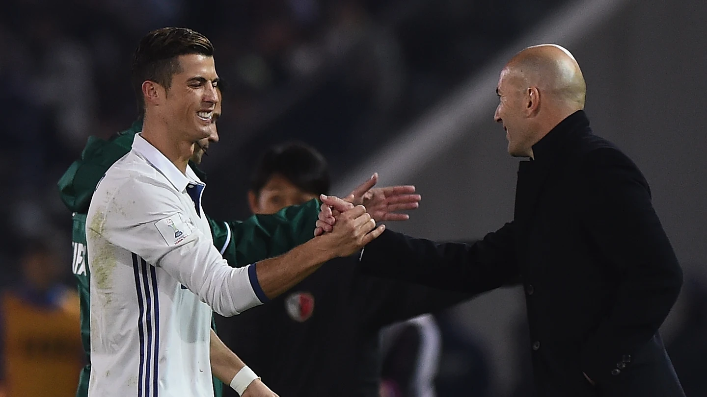 Zidane felicita a Cristiano Ronaldo sobre el césped de Yokohama Zidane felicita a Cristiano Ronaldo sobre el césped de Yokohama