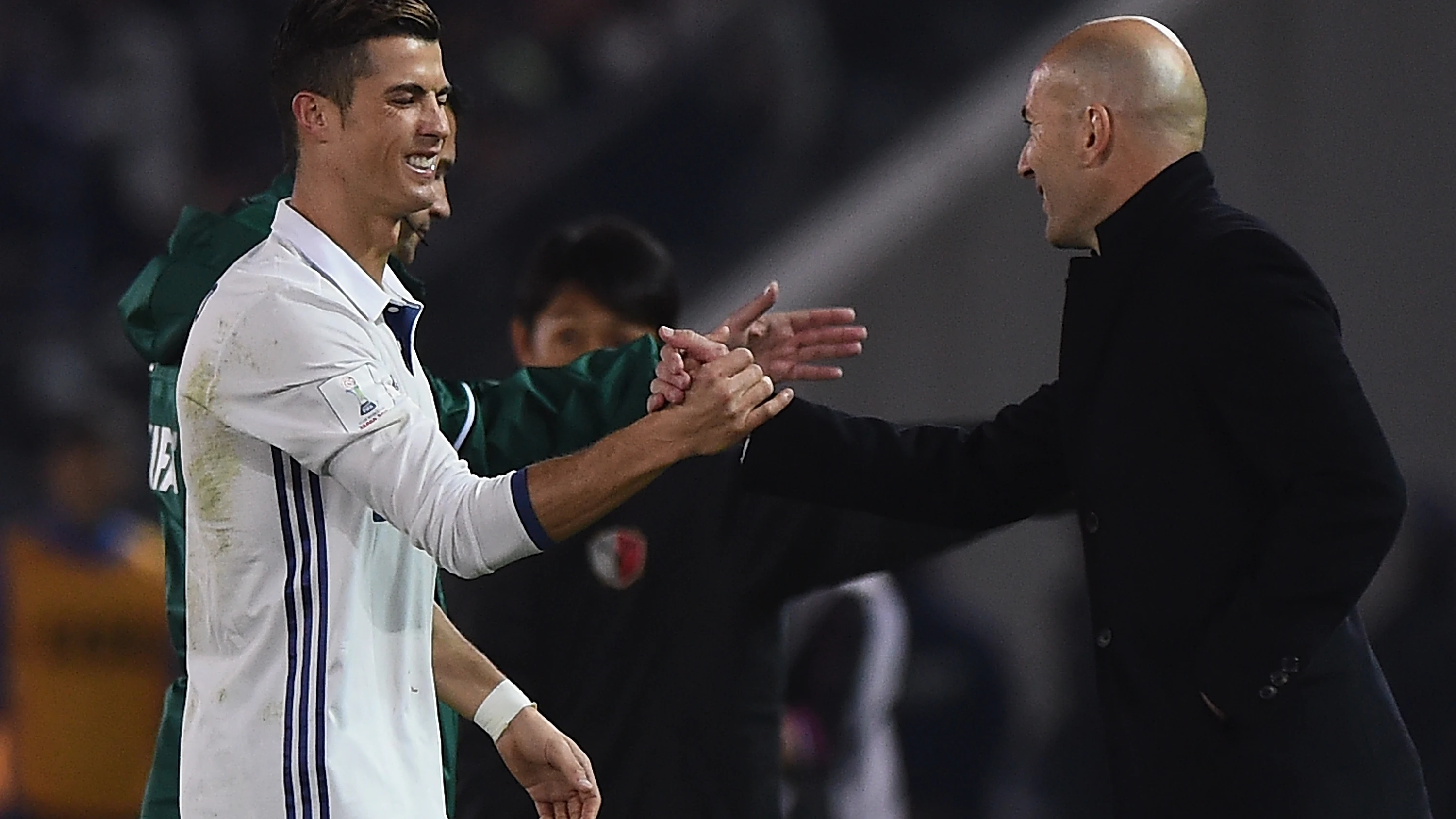 Zidane felicita a Cristiano Ronaldo sobre el césped de Yokohama Zidane felicita a Cristiano Ronaldo sobre el césped de Yokohama