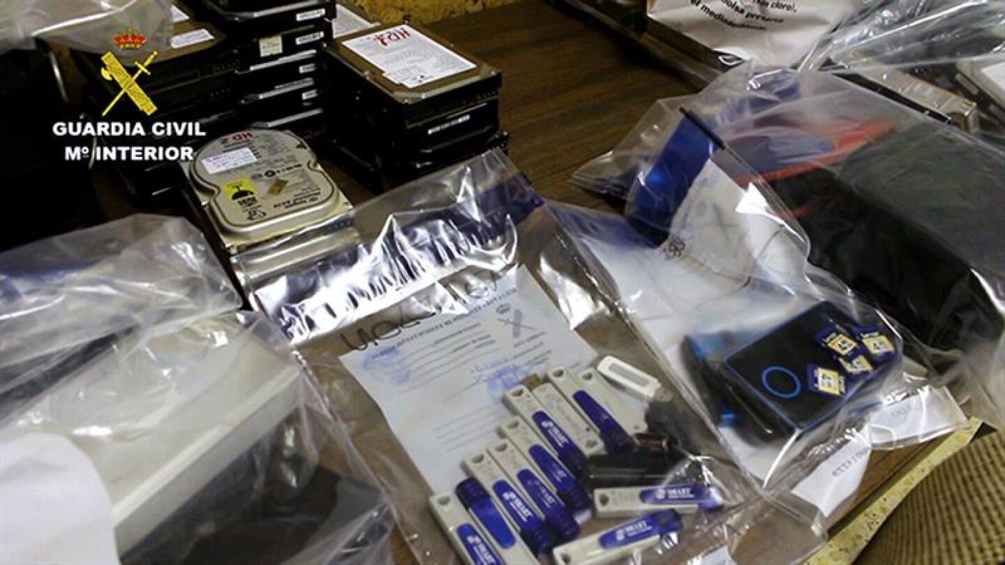 Imagen el material incautado a los tres detenidos en Barcelona y Madrid por difundir im&aacute;genes de abusos a ni&ntilde;os
