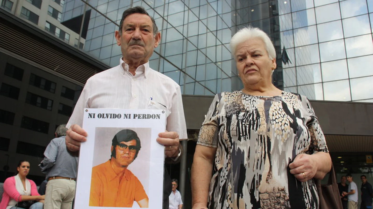 Antonio Martos sostiene una fotografía de su hermano Antonio Martos sostiene una fotografía de su hermano