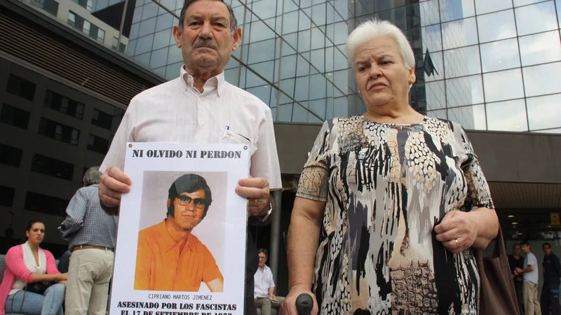 Antonio Martos sostiene una fotografía de su hermano Antonio Martos sostiene una fotografía de su hermano
