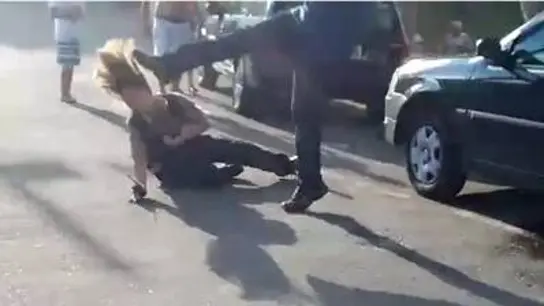 Agresión de un hombre a una mujer en plena calle en Brasil Agresión de un hombre a una mujer en plena calle en Brasil