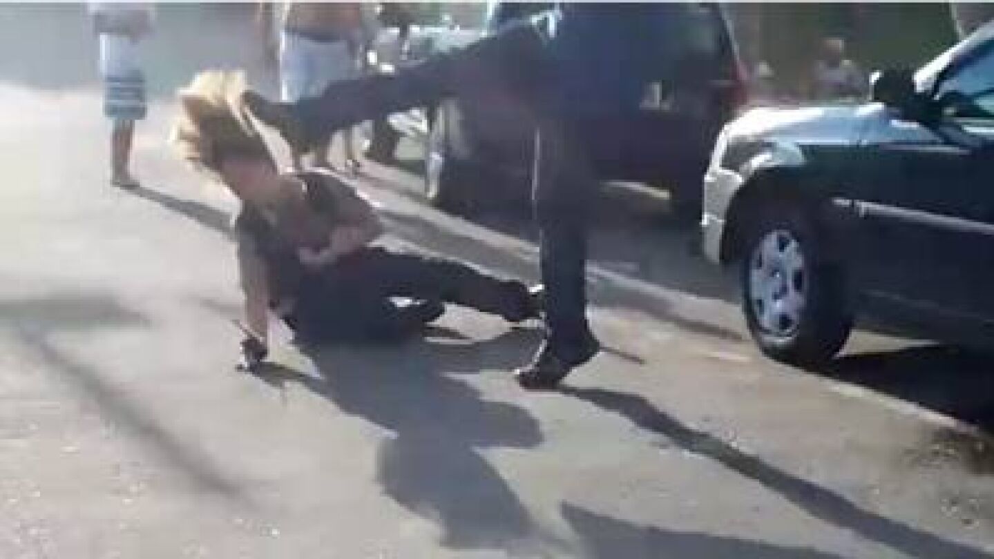 Agresi&oacute;n de un hombre a una mujer en plena calle en Brasil
