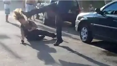 Agresión de un hombre a una mujer en plena calle en Brasil