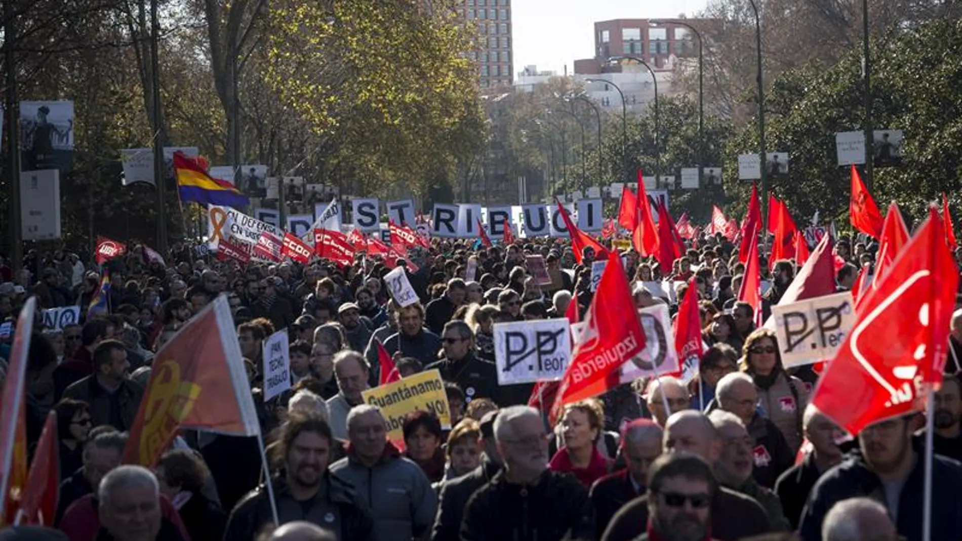 Los sindicatos se manifiestan en Madrid contra los recortes del Gobierno