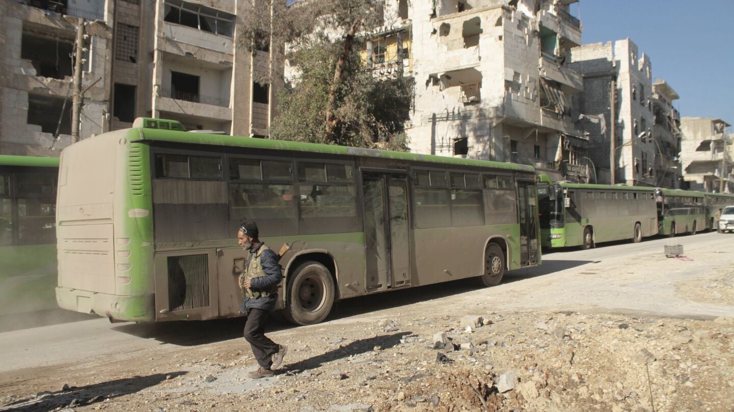 Imagen de archivo de los autobuses que evacuaron a parte de la poblaci&oacute;n de los barrios del este de Alepo