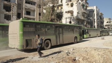 Imagen de archivo de los autobuses que evacuaron a parte de la población de los barrios del este de Alepo