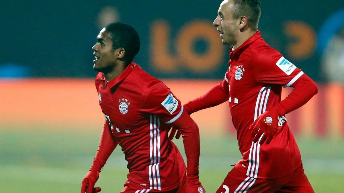 Douglas Costa celebra un gol con el Bayern