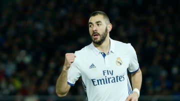 Benzema celebrando su gol