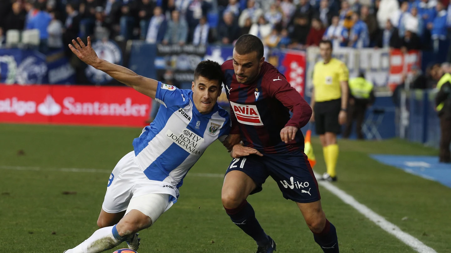 Unai Bustinza disputa ante Pedro León Unai Bustinza disputa ante Pedro León