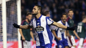 Andone celebra un gol con el Deportivo