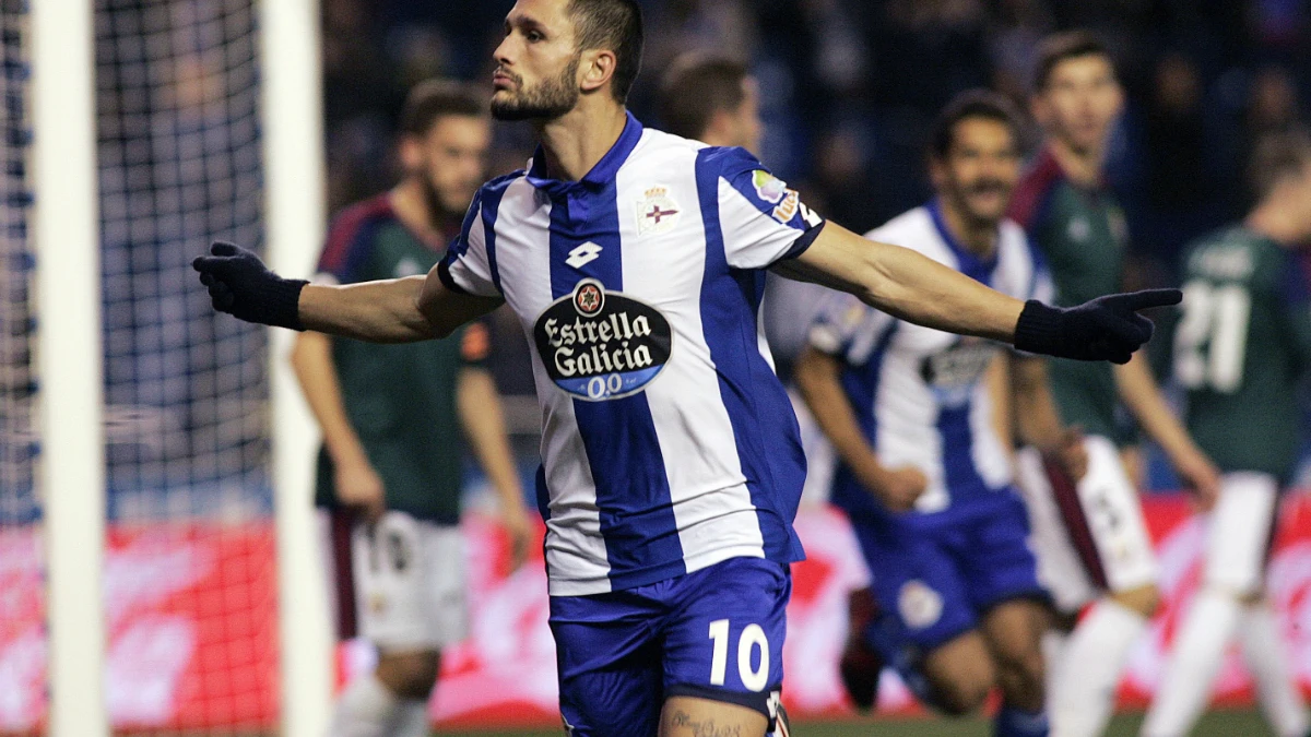 Andone celebra un gol con el Deportivo