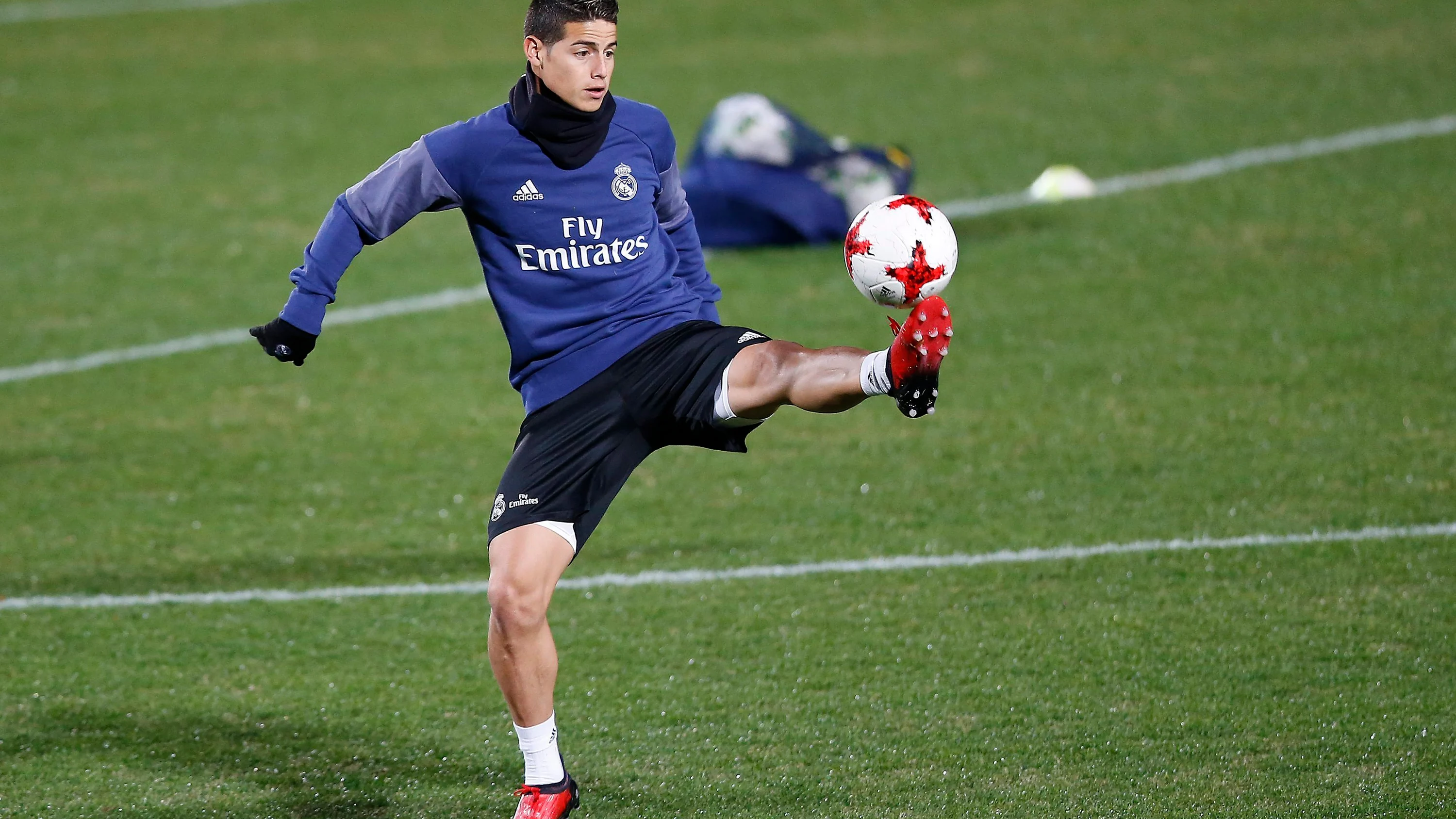 James Rodríguez en un entrenamiento con el Real Madrid