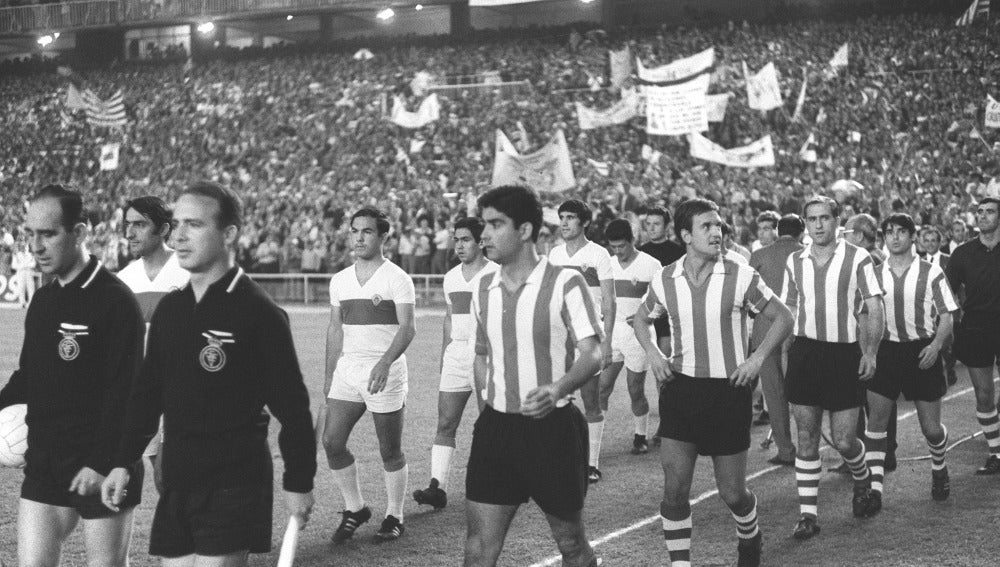 Uriarte sale al campo antes de un partido con el Athletic (segundo en la fila)