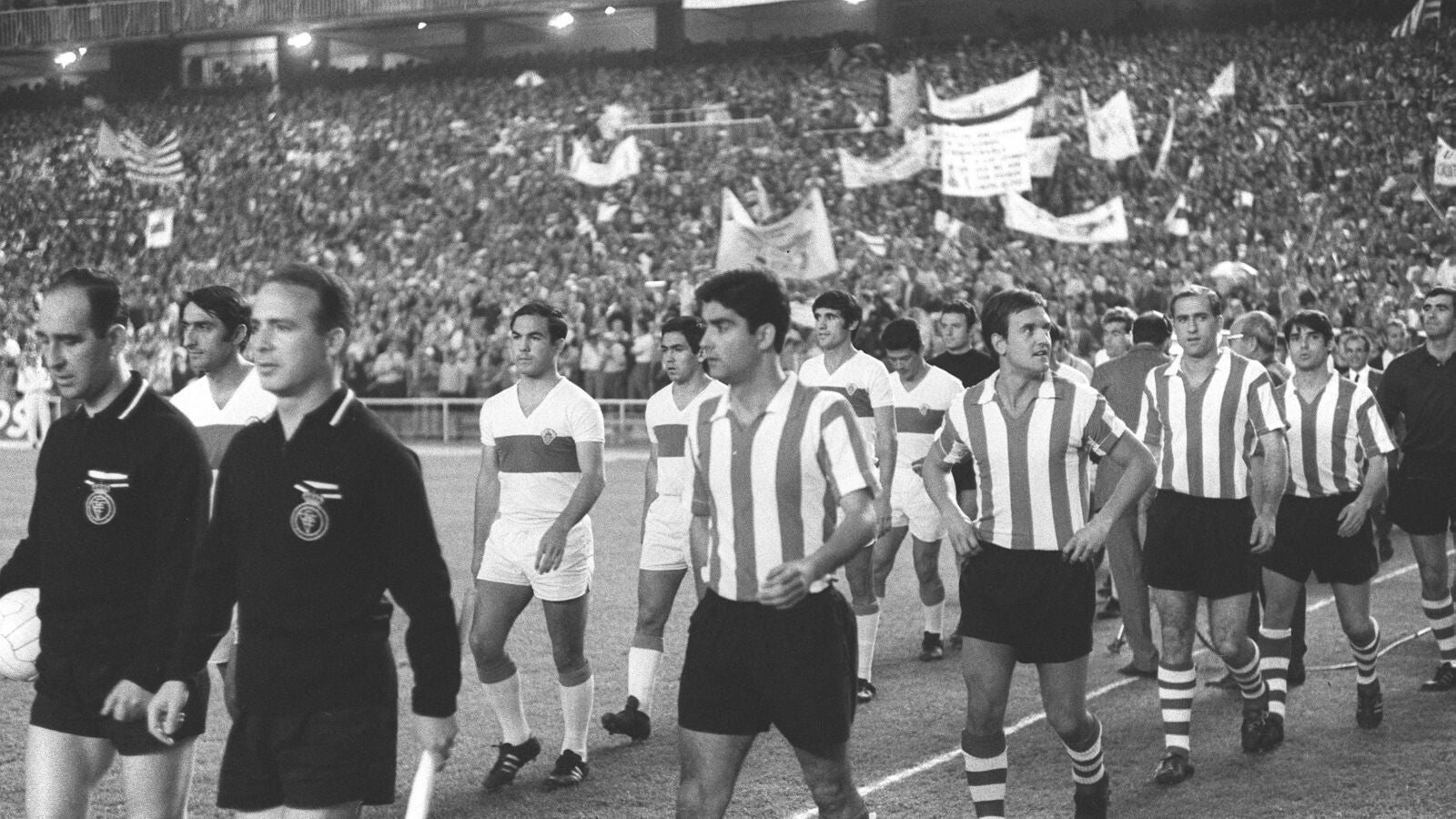 Uriarte sale al campo antes de un partido con el Athletic (segundo en la fila)