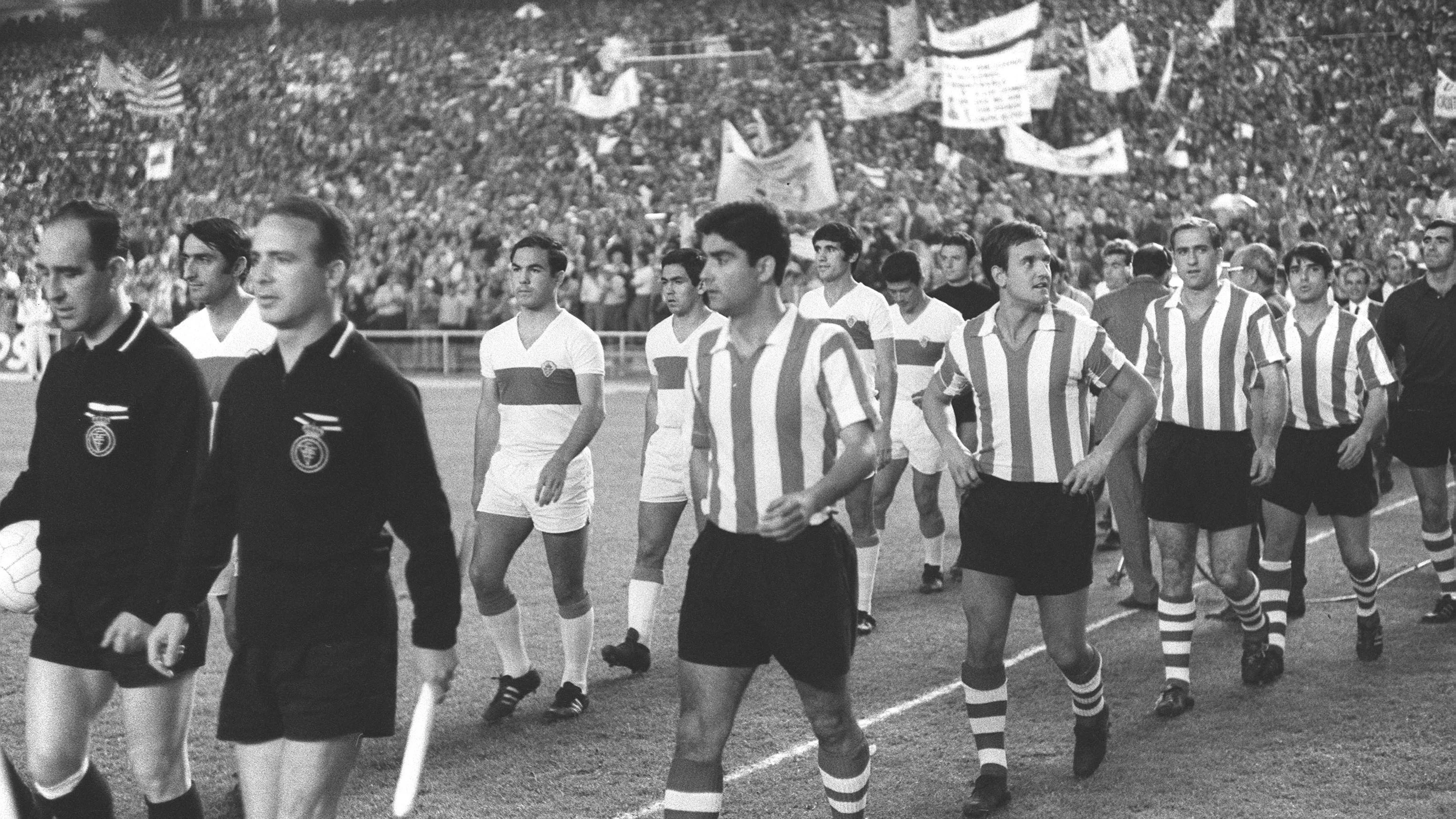 Uriarte sale al campo antes de un partido con el Athletic (segundo en la fila)