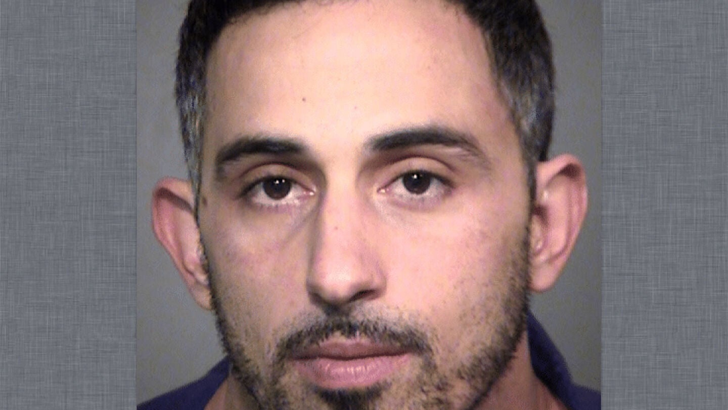 Oren Aharon Cohen, se mete en una casa ajena y acuna a una ni&ntilde;a