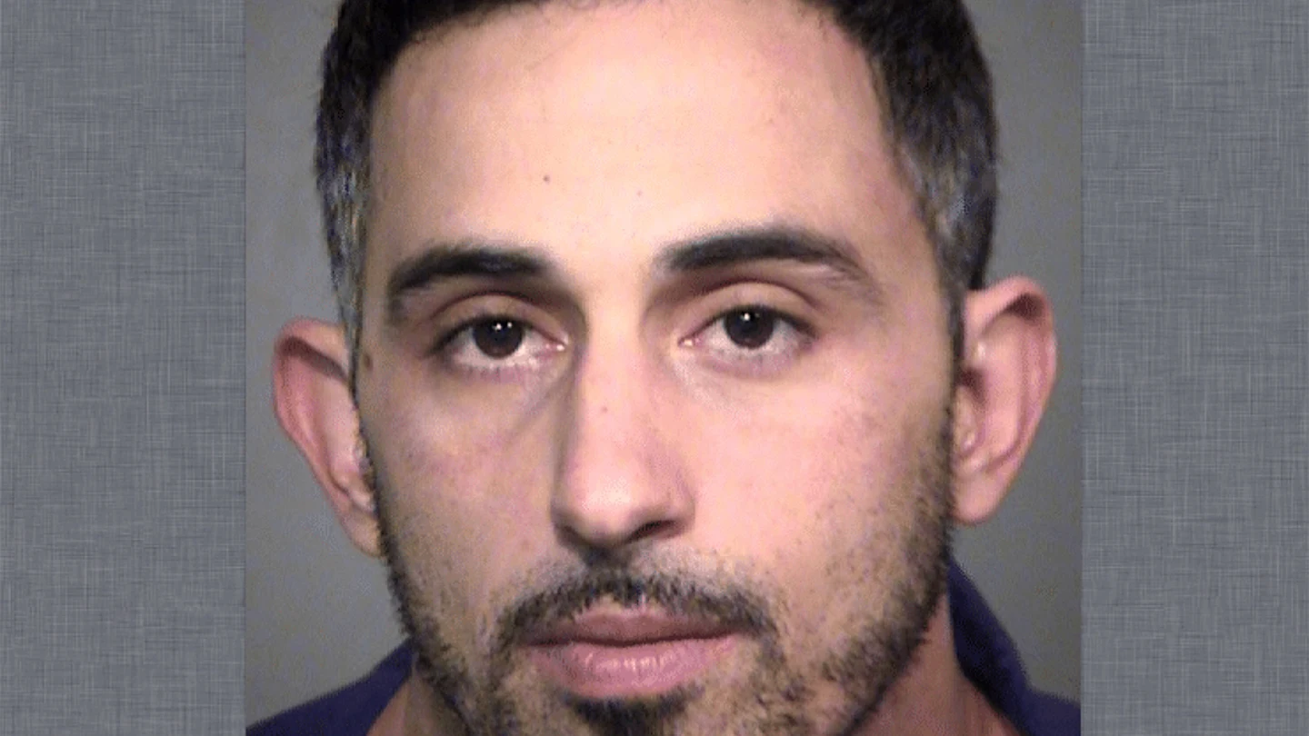 Oren Aharon Cohen, se mete en una casa ajena y acuna a una niña Oren Aharon Cohen, se mete en una casa ajena y acuna a una niña