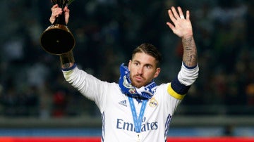 Sergio Ramos saluda a la afición con el trofeo del Mundialito