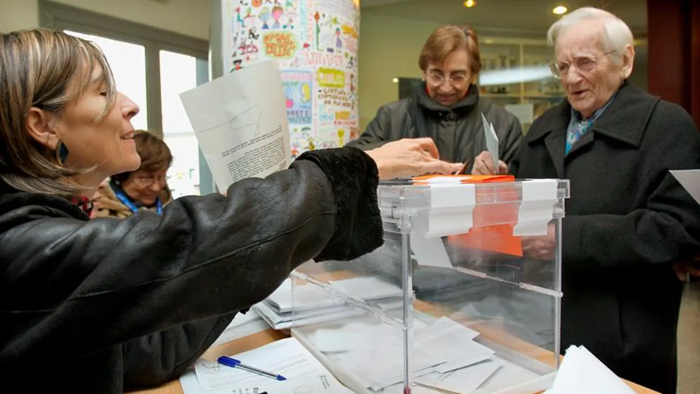 Un hombre deposita su papeleta en la urna de una de las mesas instaladas en un colegio electoral del barrio del eixample barcelonés Un hombre deposita su papeleta en la urna de una de las mesas instaladas en un colegio electoral del barrio del eixample barcelonés