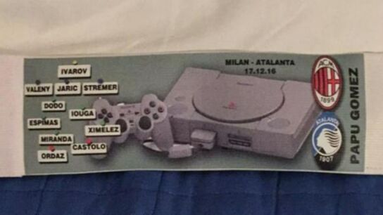 El brazalete de homenaje al Pro Evolution Soccer