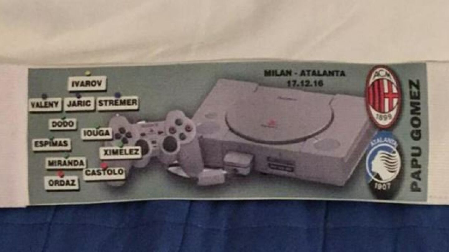 El brazalete de homenaje al Pro Evolution Soccer