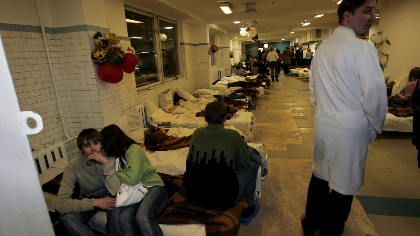 Al menos 33 personas han muerto en las últimas veinticuatro horas en la ciudad siberiana Irkutsk tras la ingesta de una loción de baño a base de alcohol metílico y flores de majuelo, informaron las autoridades locales. Al menos 33 personas han muerto en las últimas veinticuatro horas en la ciudad siberiana Irkutsk tras la ingesta de una loción de baño a base de alcohol metílico y flores de majuelo, informaron las autoridades locales.