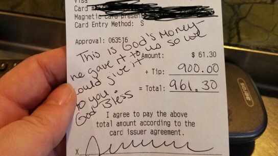 Imagen de la cuneta y la propina que le dejaron la pareja de desconocidos