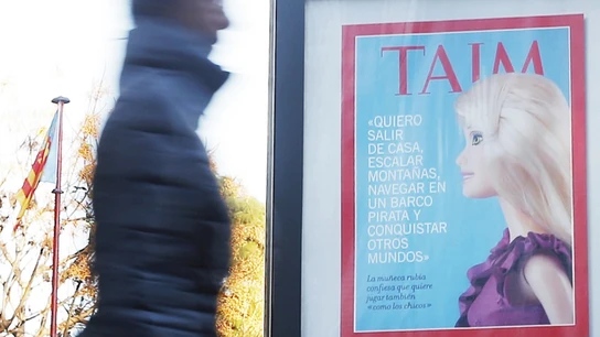 Una persona pasa ante uno de los carteles de la campaña "Juguetes por la igualdad. Si jugamos igual, seremos iguales" Una persona pasa ante uno de los carteles de la campaña "Juguetes por la igualdad. Si jugamos igual, seremos iguales"