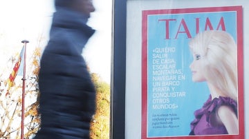 Una persona pasa ante uno de los carteles de la campaña "Juguetes por la igualdad. Si jugamos igual, seremos iguales"