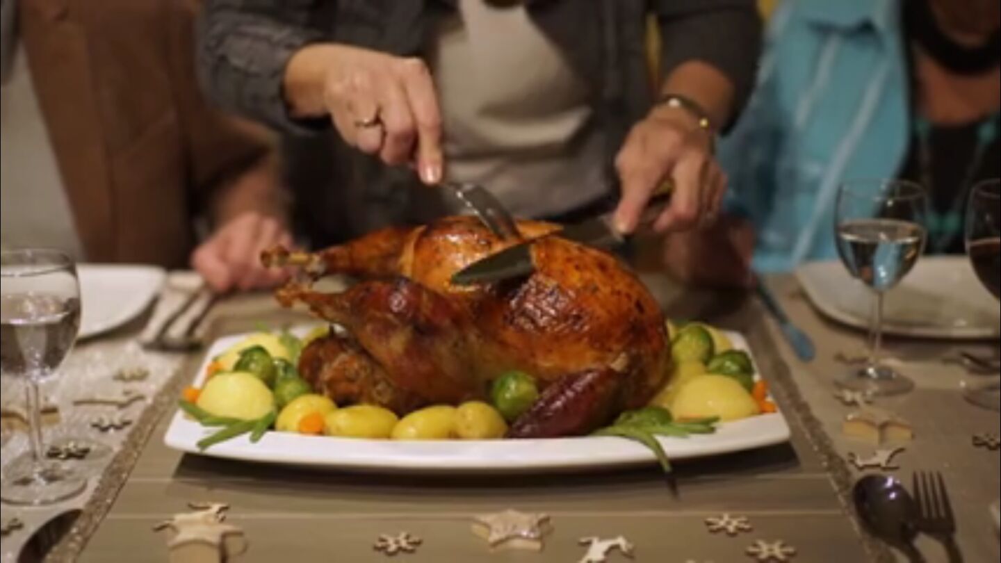 Imagen de un pavo en una cena
