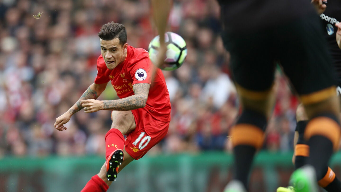 Coutinho lanza una falta con el Liverpool