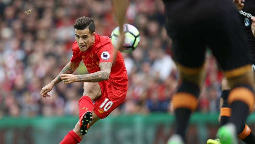 Coutinho lanza una falta con el Liverpool