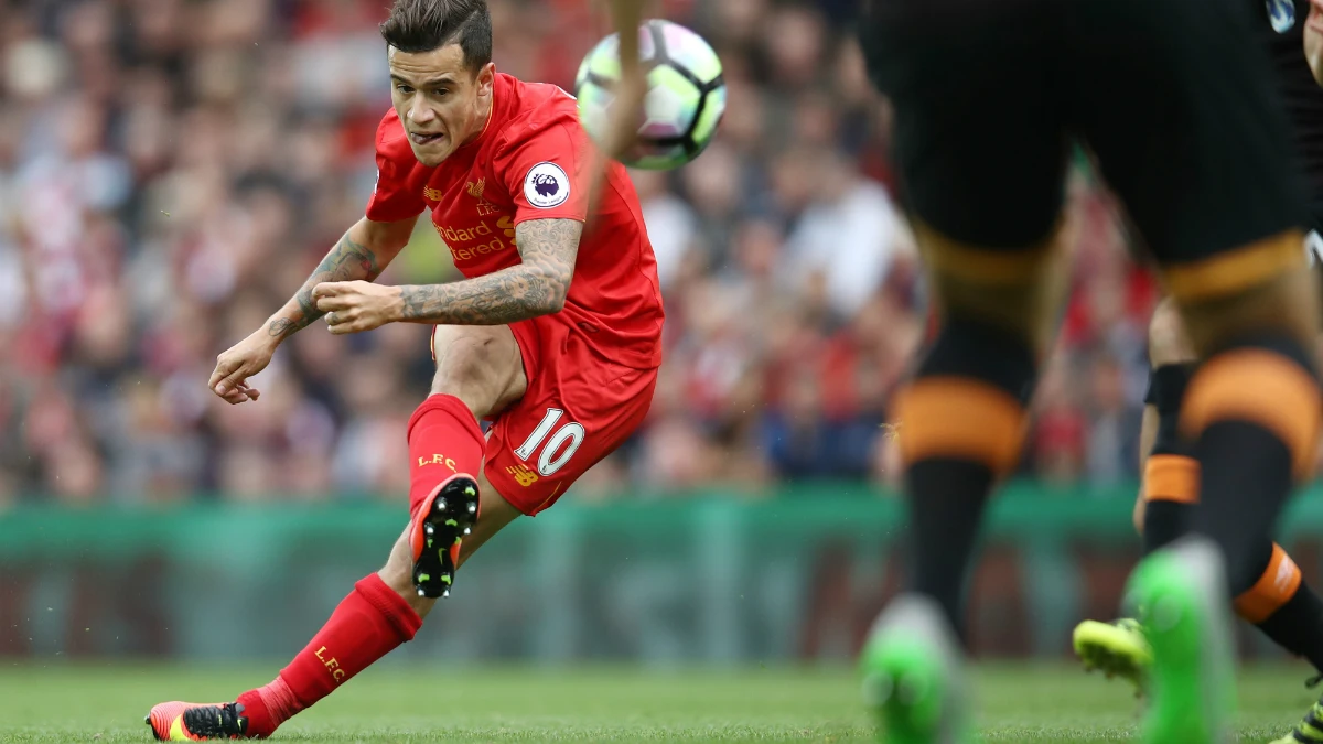 Coutinho lanza una falta con el Liverpool