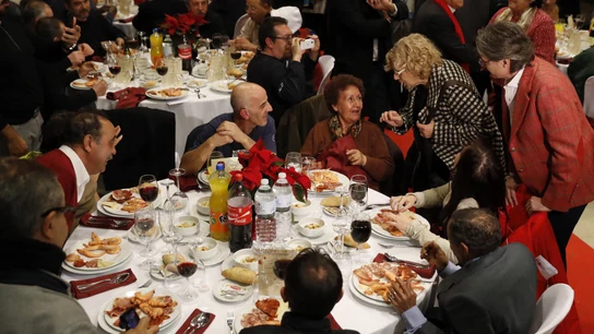 La alcaldesa de Madrid, Manuela Carmena (2ªd), y la vicealcaldesa Marta Higueras (d), felicitan la Navidad a las casi 200 personas sin hogar que acuden a la cena de Nochebuena organizada por Mensajeros de la Paz La alcaldesa de Madrid, Manuela Carmena (2ªd), y la vicealcaldesa Marta Higueras (d), felicitan la Navidad a las casi 200 personas sin hogar que acuden a la cena de Nochebuena organizada por Mensajeros de la Paz